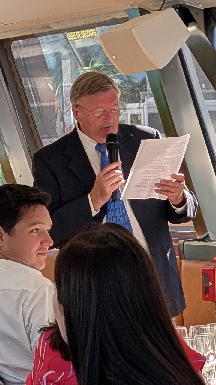 Alain prononçant son discours pendant le mariage
