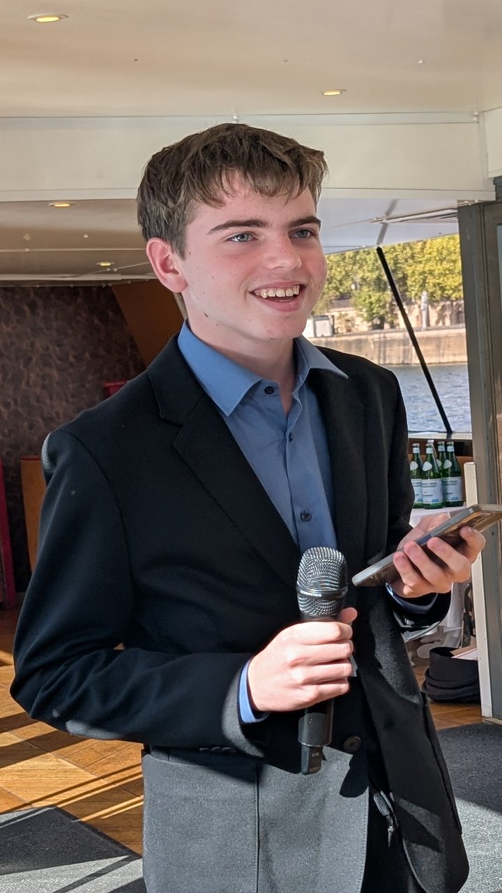 Enzo prononçant son discours pendant le mariage