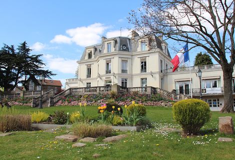 La mairie de Chaville et ses jardins
