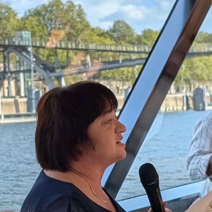 Maryna prononçant son discours pendant le mariage