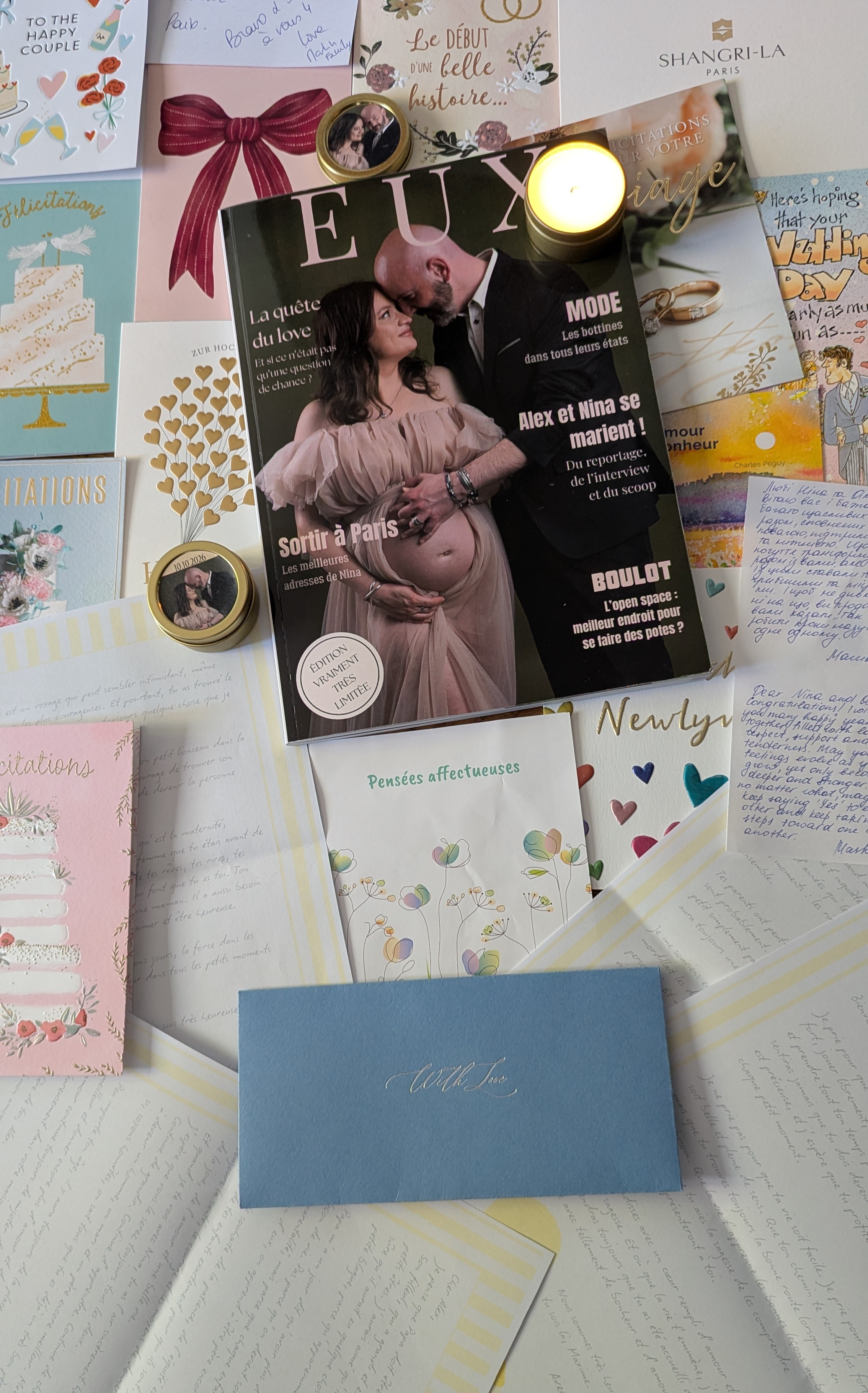 Le magazine Eux entouré des cartes et mots reçus pour le mariage